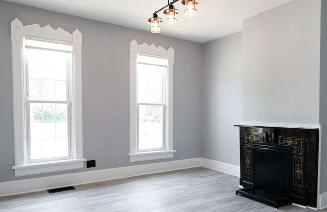 Building Photo - Student Housing Near the University of Dayton – Rent is $750 per bedroom (3 students), total leas...