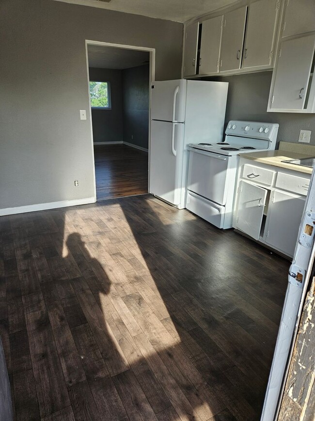 Building Photo - Treat yourself to a new home!