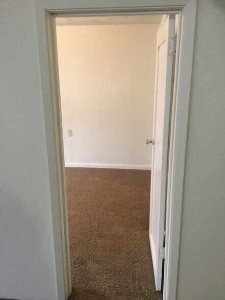 Building Photo - 1010 E 2nd St