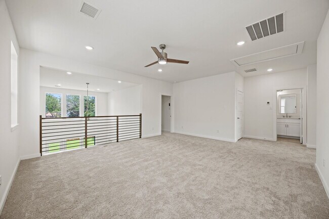 Building Photo - 220 E Park Dr