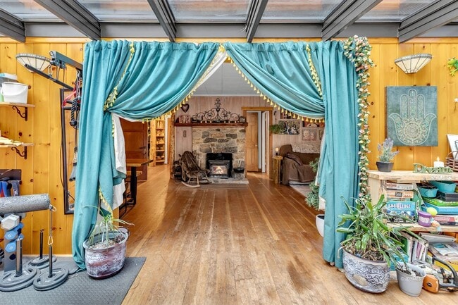 Building Photo - 3 bd 2 ba country cabin close to town