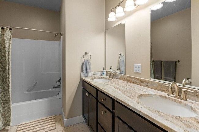 Building Photo - Gorgeous 4 Bedroom Home in Ryen Glenn