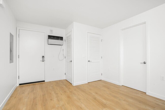 Building Photo - 1422 Tamarind Ave