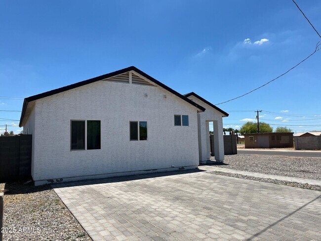 Building Photo - 545 W Ocotillo St