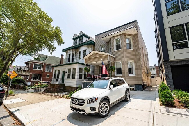 Building Photo - 27 Reservoir Ave