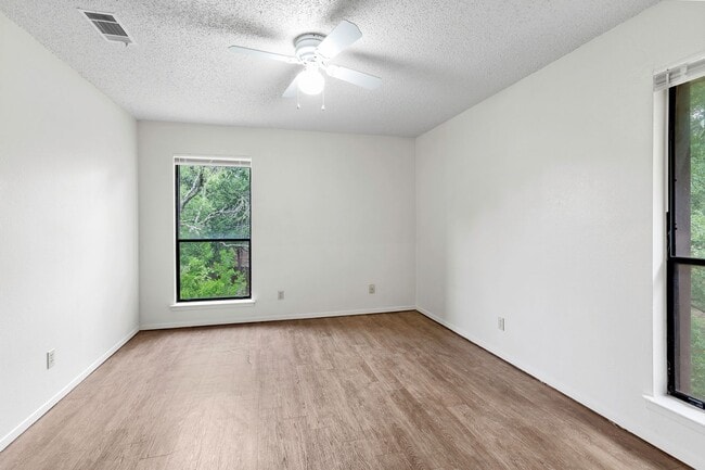 Building Photo - Spacious 2 Bedroom Apartment - Parking - Near Bus Route!
