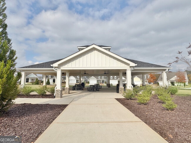 Building Photo - 190 Redhaven Dr