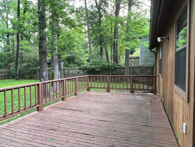Building Photo - 127 Rolling Oaks Dr