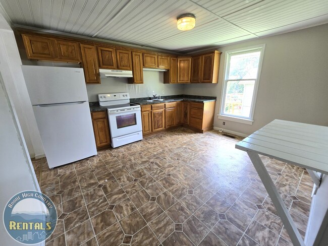 Building Photo - Charming 2bd/1ba Home In Lenoir