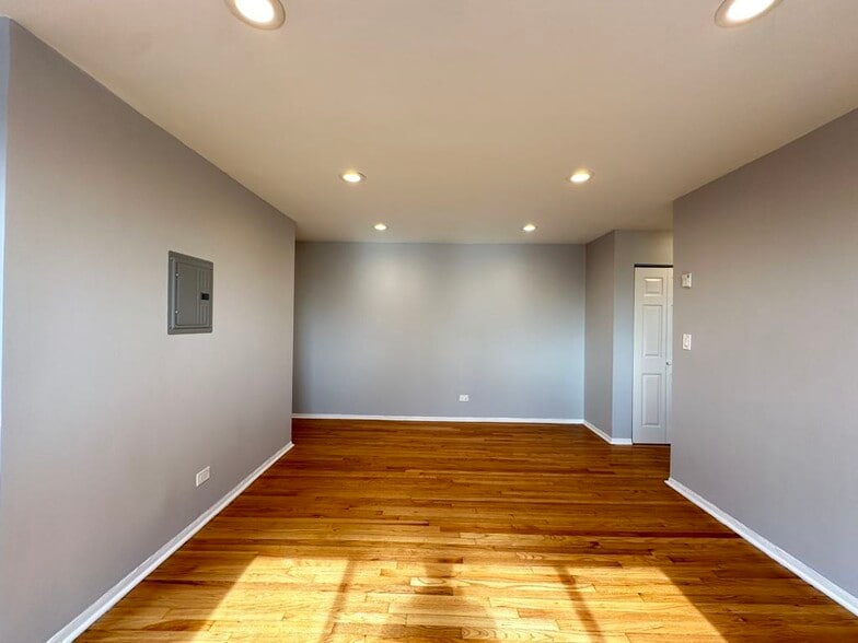 Building Photo - 6954 N Sheridan Rd