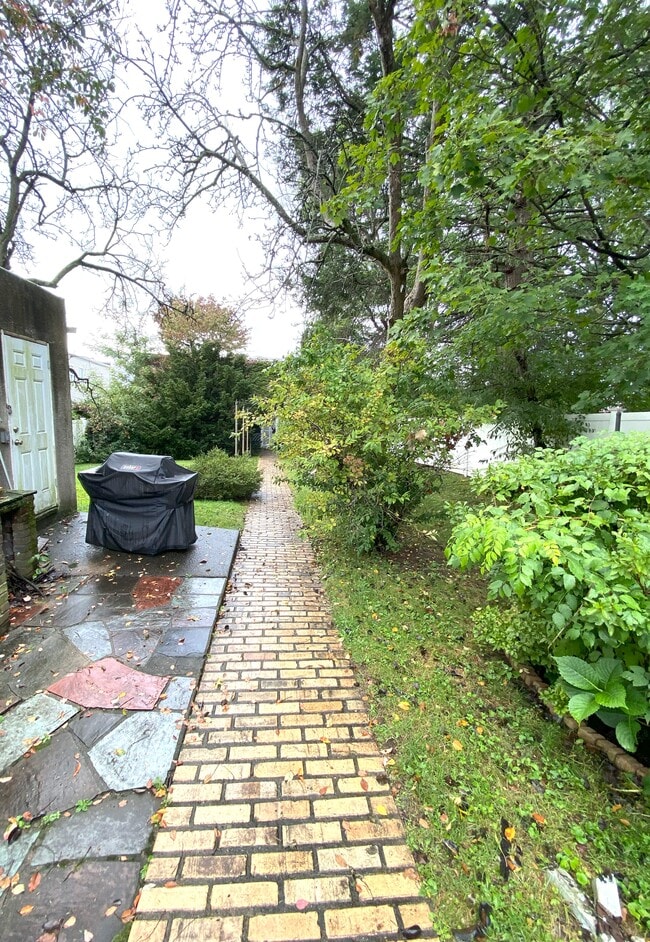 Building Photo - 82 Bergen Ave