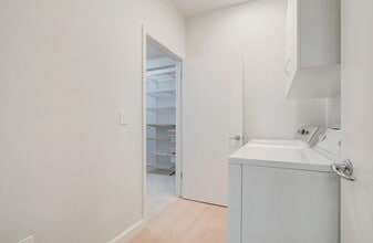 Building Photo - Newly Renovated Unit in Prime Location