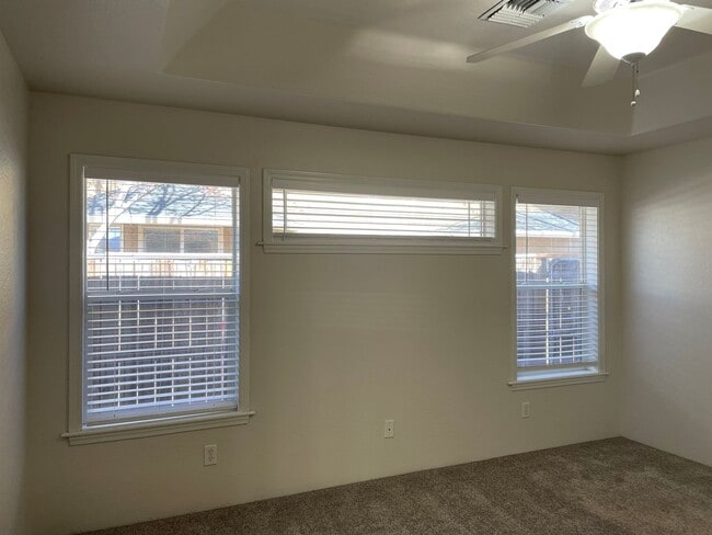 Building Photo - Stunning 3 Bedroom 2 Bath Home- Located in Friendly Central Point-Over 1600 Sq. Ft.