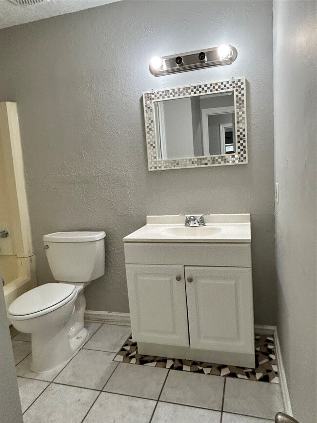 Building Photo - 607 La Riviera Cir
