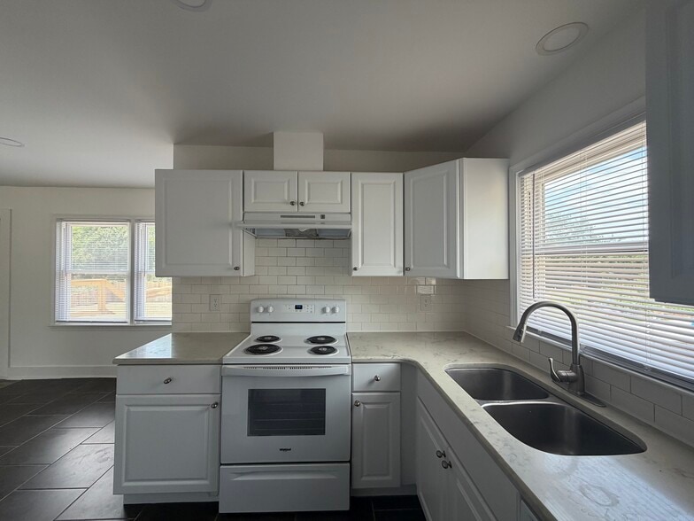Building Photo - 5701 Wildberry Dr