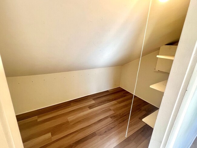 Building Photo - Portsmouth Neighborhood 3 story Home with Laminate H/W Floors, Fenced Backyard