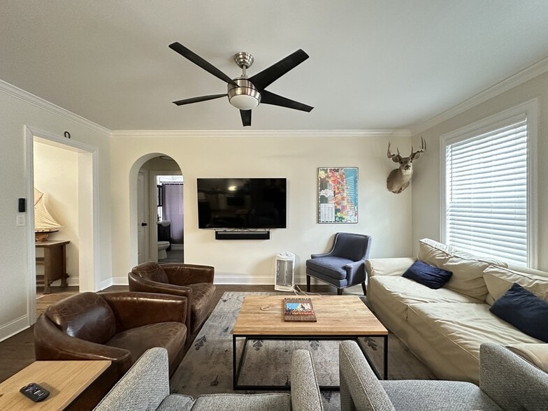 Building Photo - 912 Green Bay Rd