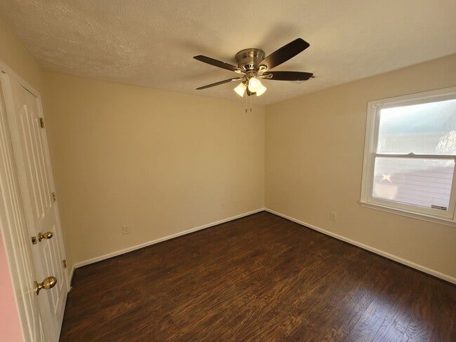 Building Photo - 4 bedroom 2 bath