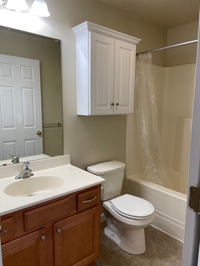 Building Photo - 3 Bedroom 3 Story 2.5 Bathroom Town-Home F...