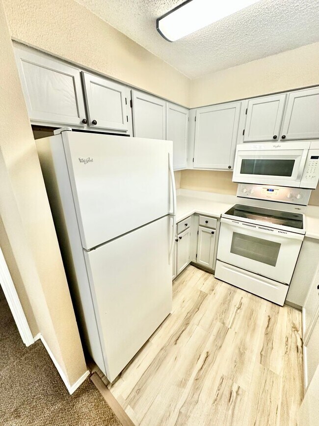 Building Photo - Nice 1 bedroom condo for rent in Miramar Beach w/ a community pool!