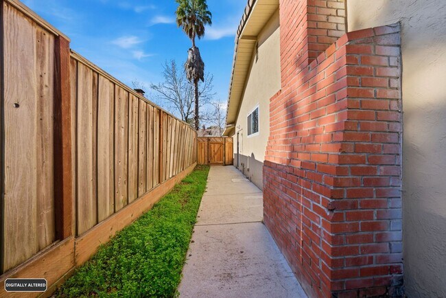 Building Photo - Large Oakland Hills Home With Large Garage/Yard +Laundry Hook-Ups!