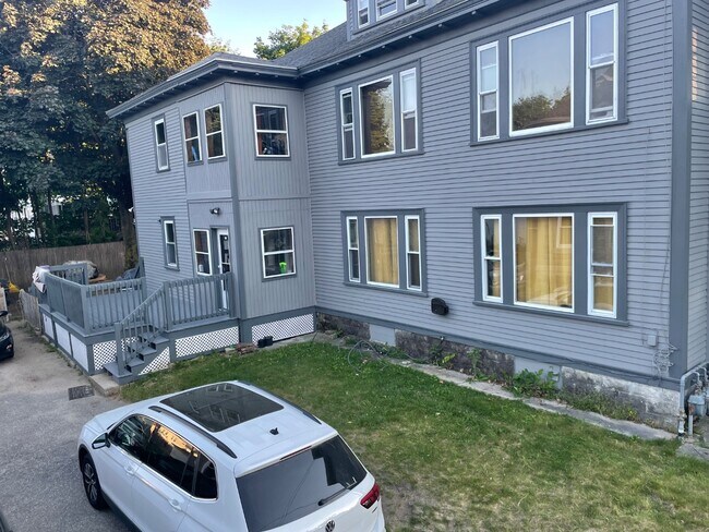 Building Photo - 130 Kinsley St