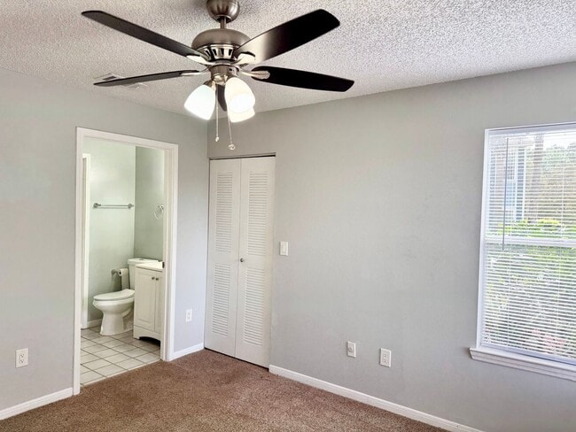 Building Photo - Beautiful 2 bedroom/2 bathroom corner condo in gated Regency Park!