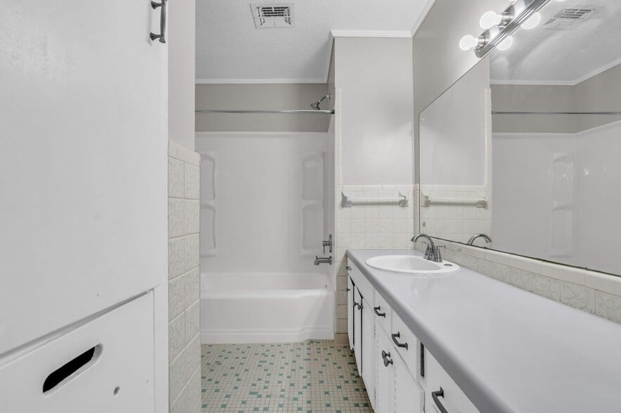 Building Photo - 706 Park Cir