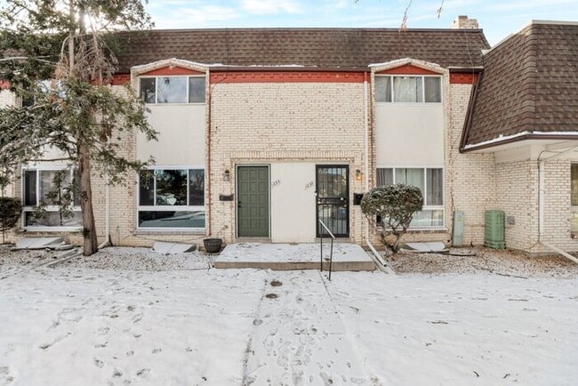 Building Photo - Inviting Townhome w/ 2-car Carport off the...