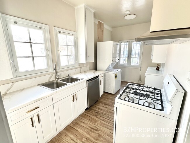 Building Photo - Gorgeous Newly Renovated 1Bed 1Bath With W...