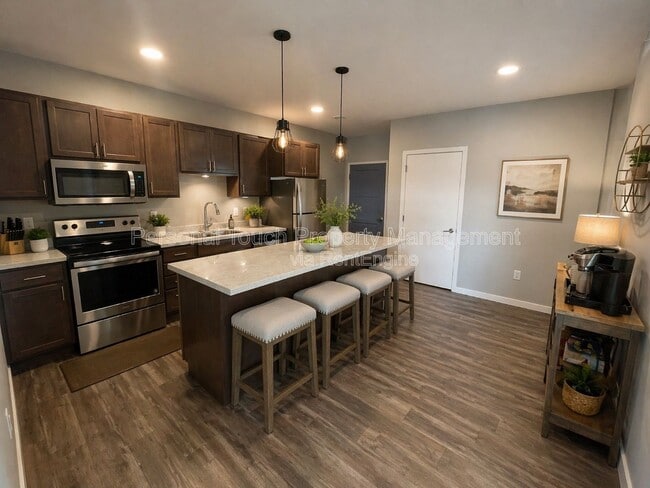 Building Photo - 600 8th St S