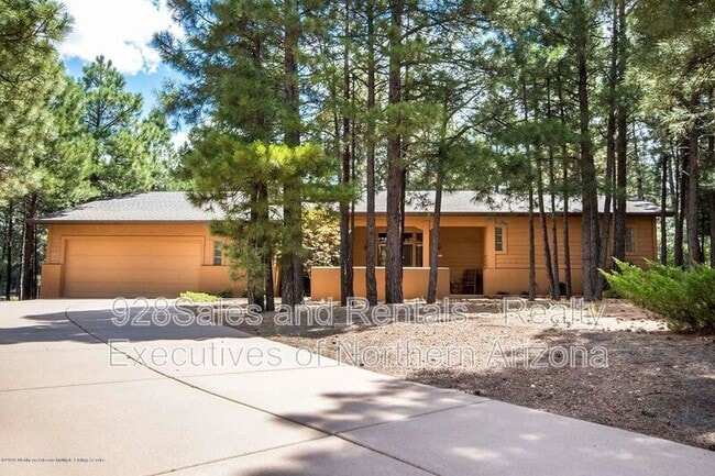 Building Photo - 1740 N Doral Way