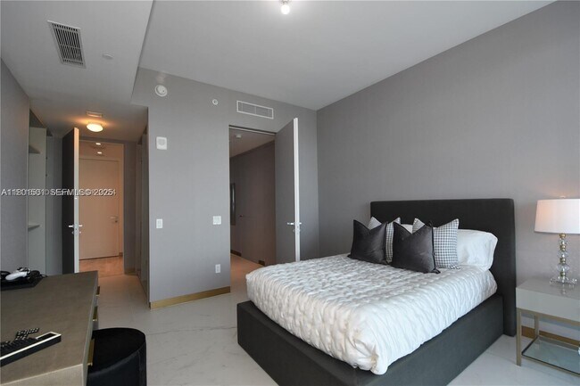 Building Photo - 18975 Collins Ave