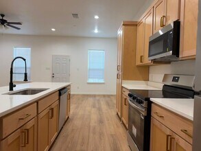 Building Photo - 6800 Oak Crest Dr W
