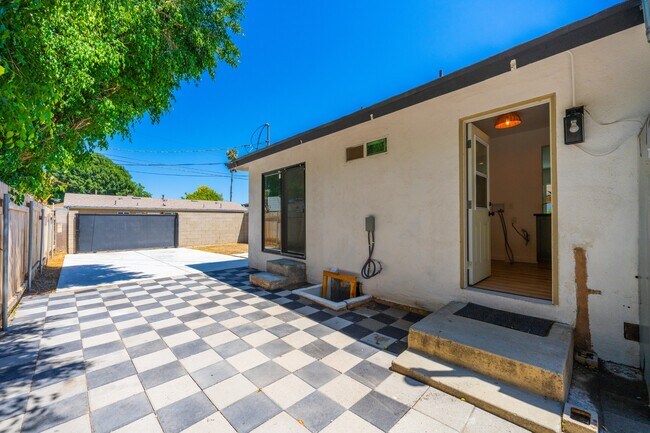 Building Photo - 7514 Woodley Ave