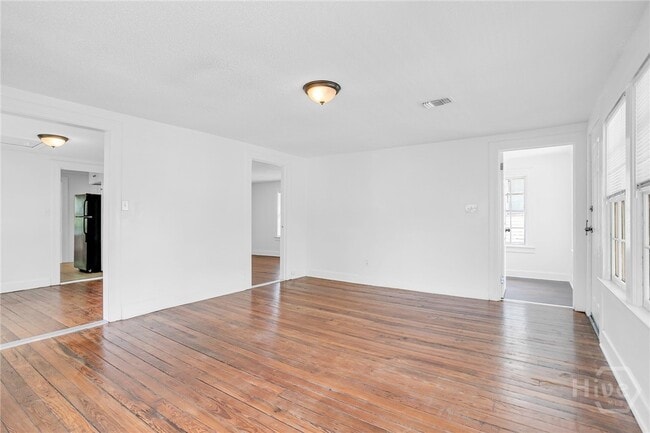 Building Photo - 906 E 39th St
