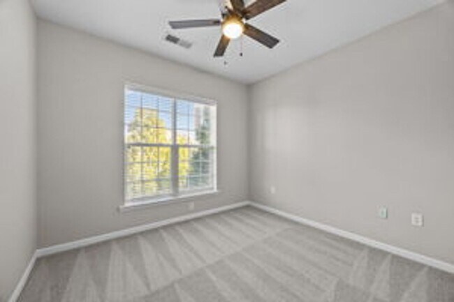 Building Photo - Charming 2 Bed + Office Condo in the Heart...