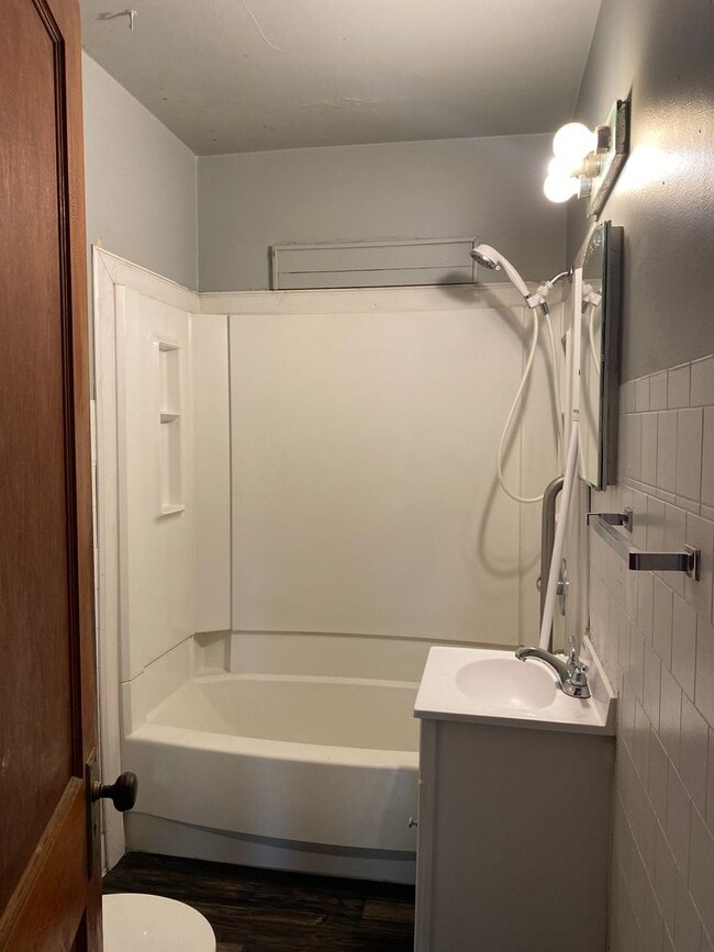 Building Photo - 2 Bedroom 1 Bath with garage! 1717 Hawthor...