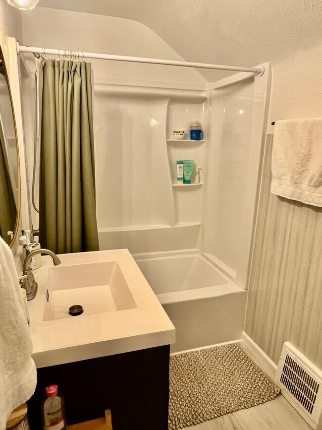 Building Photo - Charming 3-Bedroom Home in Cleveland Heights