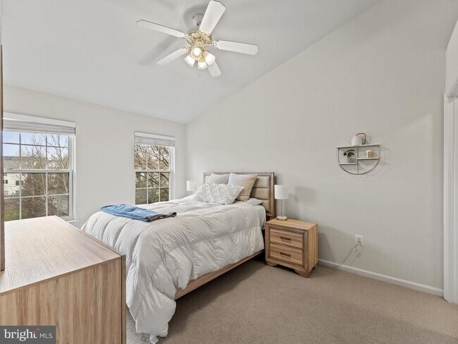 Building Photo - 8873 Royal Doulton Ln