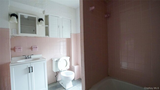 Building Photo - 27 Lawrence Ave