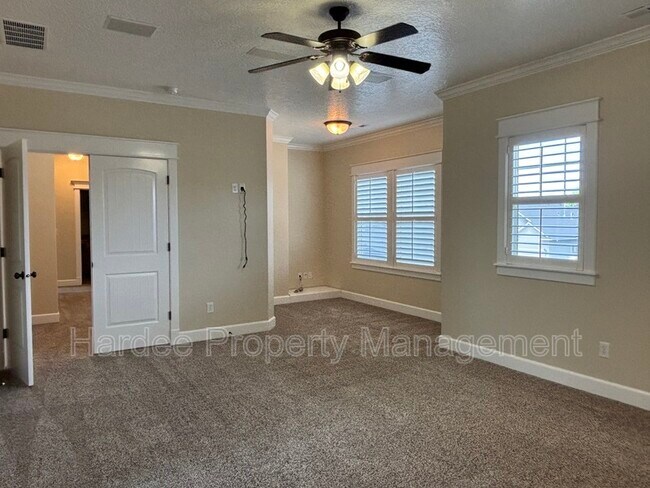 Building Photo - 573 E Halpin Dr