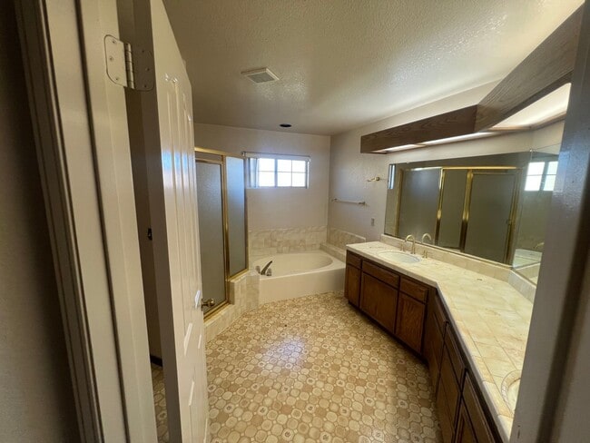 Building Photo - Spacious 3 bed 2.5 bath home in Mountain View. Must see!