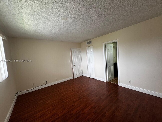 Building Photo - 8020 N Colony Cir