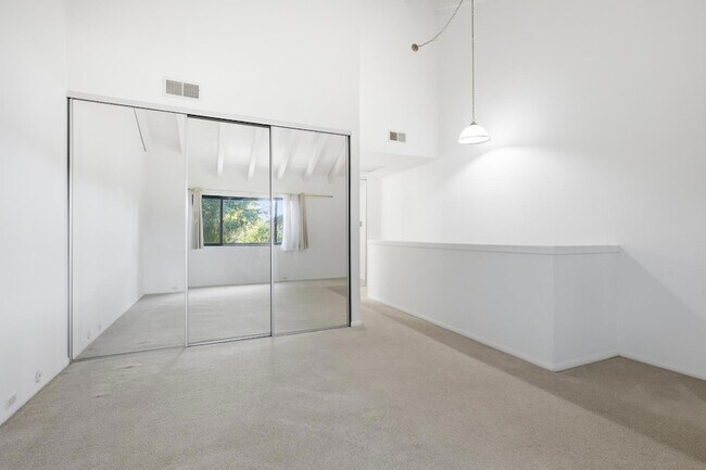 Building Photo - 536 Woodside Oaks