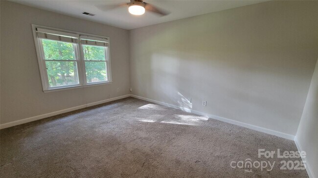 Building Photo - 9424 Whitethorn Dr