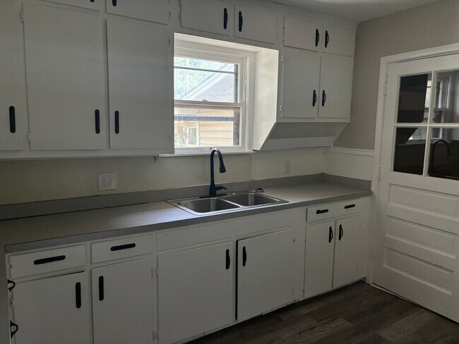 Building Photo - Spacious 4/1 Home on Quiet Block of Mulber...