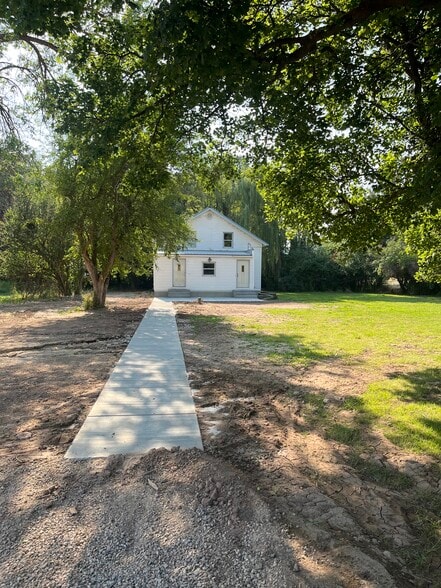 Building Photo - 860 E 65th S