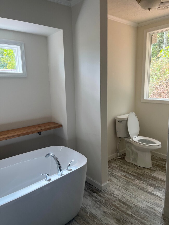 Master Bathroom - 4037 Tower Rd