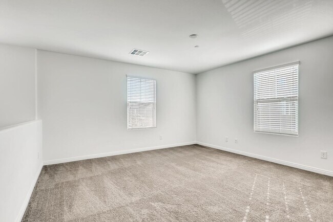 Building Photo - 3 Bedroom Townhouse in a Gated Northeast Community Near Nellis Air Force Base